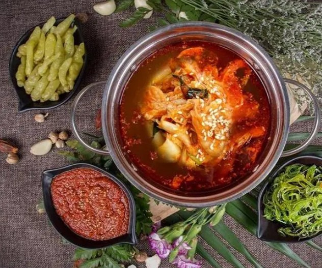 蓝狮登录半兽人小火锅适合大学生加盟吗